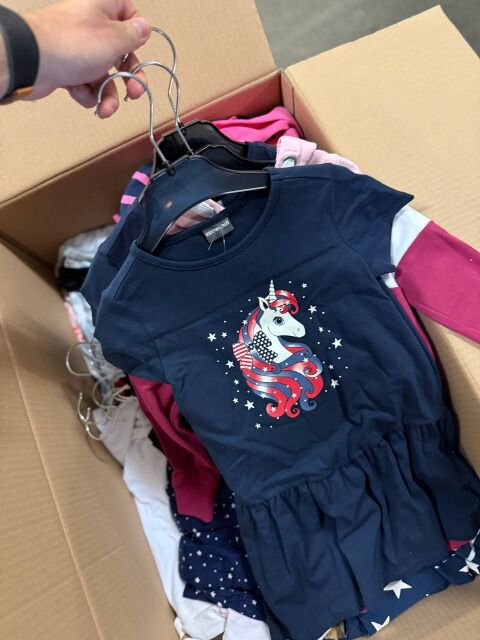 530,00 € Kinderbekleidung Mix 212 Stück neue Mode aus deutschen Katalogen Jacken Kleider Hosen ohne Etiketten und Verpackung