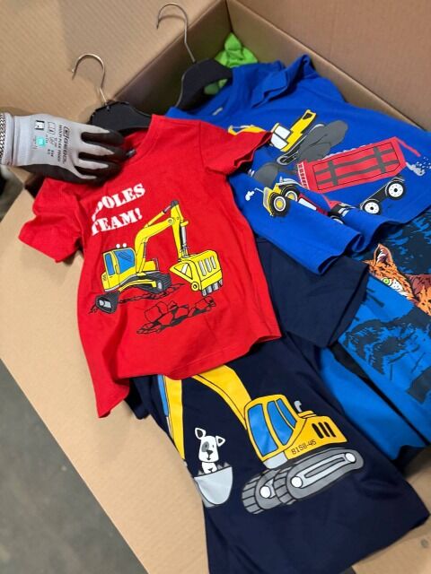 530,00 € Kinderbekleidung Mix 212 Stück neue Mode aus deutschen Katalogen Jacken Kleider Hosen ohne Etiketten und Verpackung