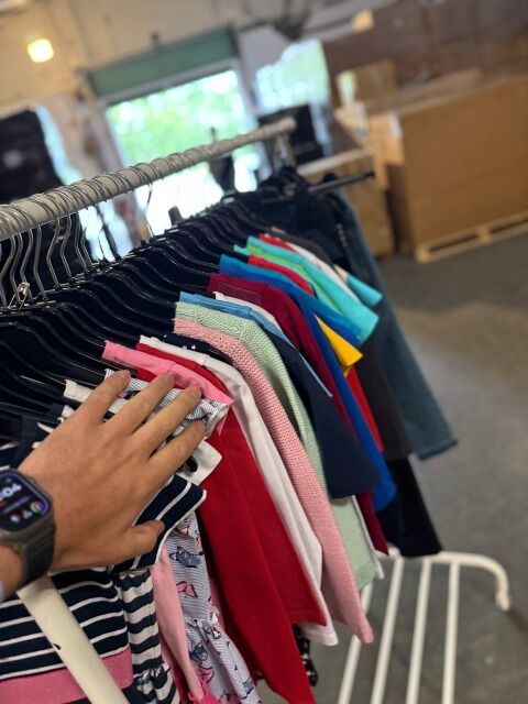 530,00 € Kinderbekleidung Mix 212 Stück neue Mode aus deutschen Katalogen Jacken Kleider Hosen ohne Etiketten und Verpackung