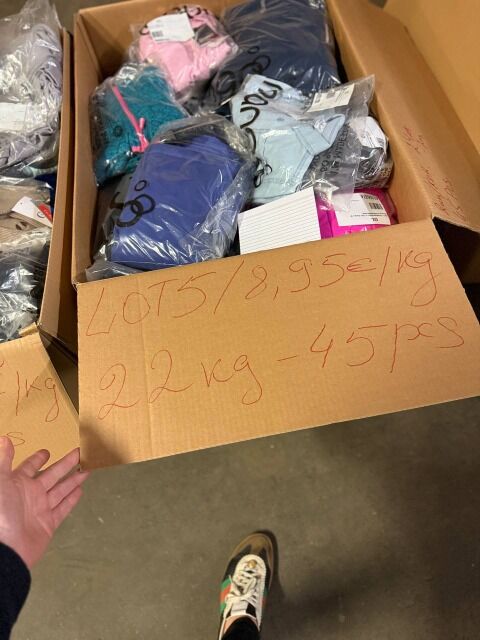 196,90 € – Markenbekleidung Damen & Herren Mix, 45 Teile, 22 kg, Kundenretouren, Top-Wintermode & Premiummarken, Größen gemischt