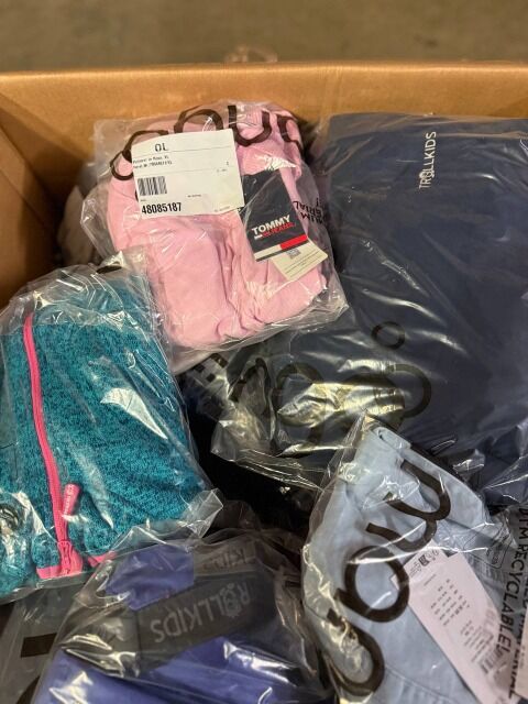 196,90 € – Markenbekleidung Damen & Herren Mix, 45 Teile, 22 kg, Kundenretouren, Top-Wintermode & Premiummarken, Größen gemischt