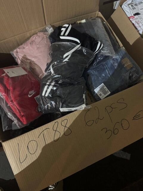 ab 360 € – Lot Nr. 88 mit 62 Stück Markenbekleidung Damen und Herren, Retouren A/B/C, Top-Marken, gemischte Größen, sofort verfügbar
