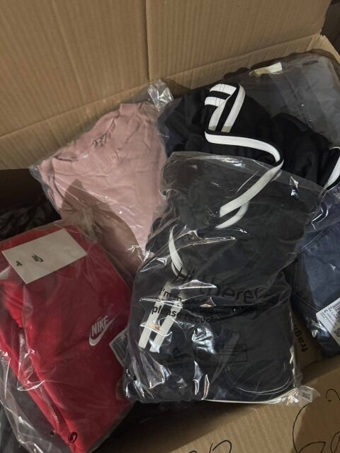 ab 360 € – Lot Nr. 88 mit 62 Stück Markenbekleidung Damen und Herren, Retouren A/B/C, Top-Marken, gemischte Größen, sofort verfügbar