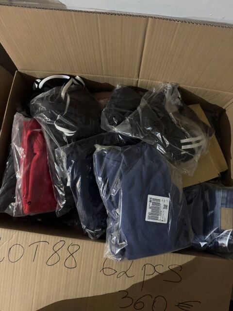 ab 360 € – Lot Nr. 88 mit 62 Stück Markenbekleidung Damen und Herren, Retouren A/B/C, Top-Marken, gemischte Größen, sofort verfügbar