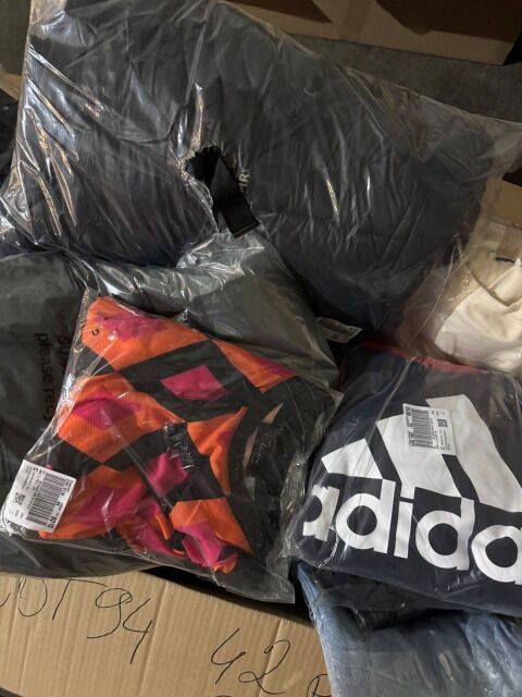 313 € Markenbekleidung Mix Damen und Herren, 42 Stück, Kundenretouren, Kategorie A–C, Top-Marken wie Nike, Hilfiger, Levi’s, sofort lieferba