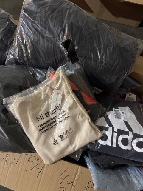 313 € Markenbekleidung Mix Damen und Herren, 42 Stück, Kundenretouren, Kategorie A–C, Top-Marken wie Nike, Hilfiger, Levi’s, sofort lieferba