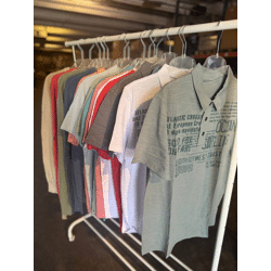 1.038,00 € – Posten mit 346x Muster Herrenbekleidung ohne Etikett: Hosen, Hemden, Pullover, Shorts – moderne Modelle, lagernd in DE