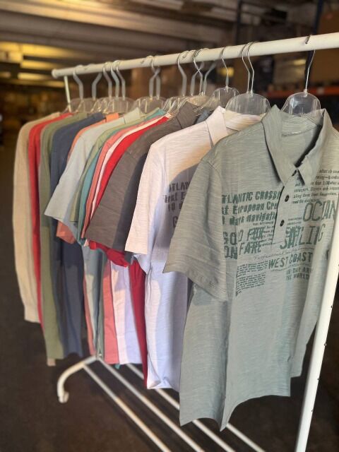 1.038,00 € – Posten mit 346x Muster Herrenbekleidung ohne Etikett: Hosen, Hemden, Pullover, Shorts – moderne Modelle, lagernd in DE