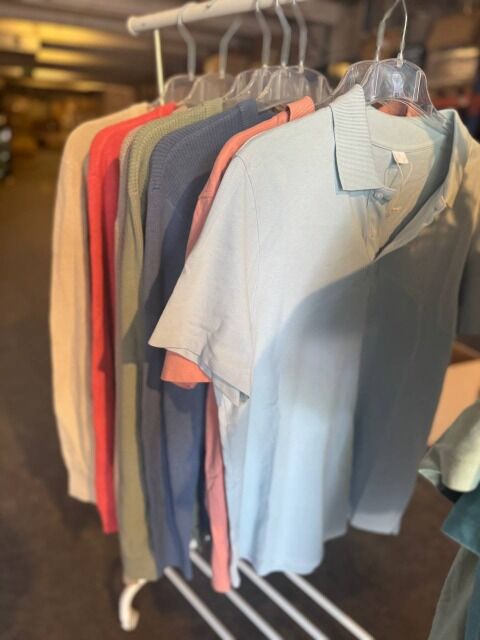 1.038,00 € – Posten mit 346x Muster Herrenbekleidung ohne Etikett: Hosen, Hemden, Pullover, Shorts – moderne Modelle, lagernd in DE