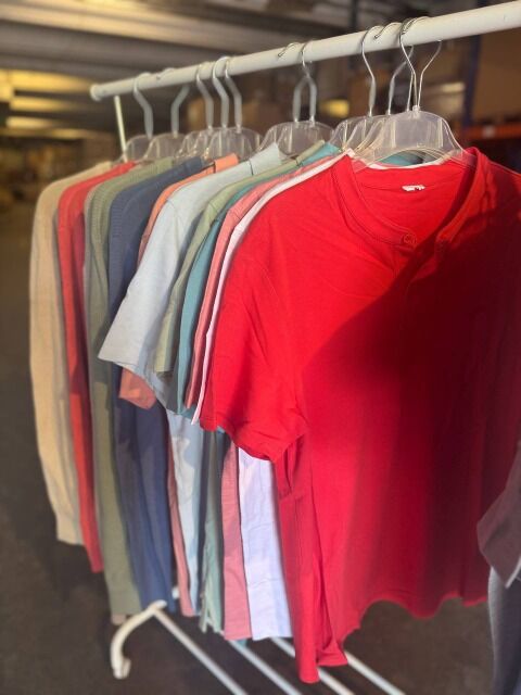 1.038,00 € – Posten mit 346x Muster Herrenbekleidung ohne Etikett: Hosen, Hemden, Pullover, Shorts – moderne Modelle, lagernd in DE