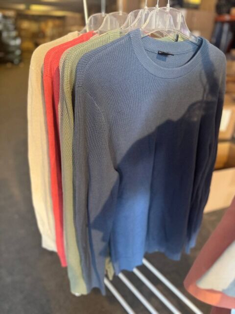 1.038,00 € – Posten mit 346x Muster Herrenbekleidung ohne Etikett: Hosen, Hemden, Pullover, Shorts – moderne Modelle, lagernd in DE