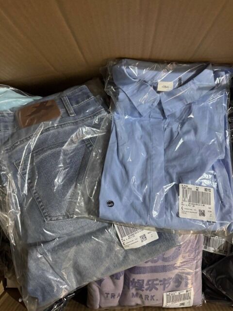 255 € – Lot 100 mit 41 Stück Markenbekleidung Damen & Herren, Kundenretouren A-B-C, Topmarken wie Nike, Hilfiger, CK, sofort lieferbar