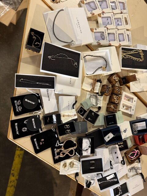 Ab 5,50 € – Schmuck-Mix Kategorie A, neu und verpackt: Halsketten, Ohrringe, Armbänder, Ringe, Sets – modisch und klassisch, direkt aus Euro