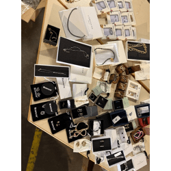 From 5,50 € - Jewelry mix category A, new and packed: Necklaces, earrings, bracelets, rings, sets - fashionable and classic, direct from Euro