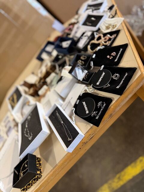 Ab 5,50 € – Schmuck-Mix Kategorie A, neu und verpackt: Halsketten, Ohrringe, Armbänder, Ringe, Sets – modisch und klassisch, direkt aus Euro