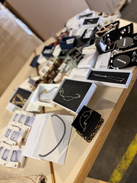 Ab 5,50 € – Schmuck-Mix Kategorie A, neu und verpackt: Halsketten, Ohrringe, Armbänder, Ringe, Sets – modisch und klassisch, direkt aus Euro