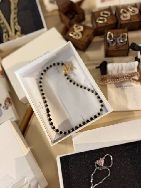 Ab 5,50 € – Schmuck-Mix Kategorie A, neu und verpackt: Halsketten, Ohrringe, Armbänder, Ringe, Sets – modisch und klassisch, direkt aus Euro