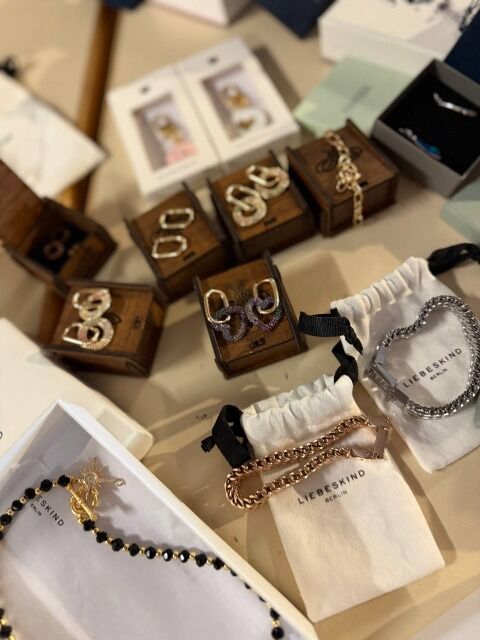 Ab 5,50 € – Schmuck-Mix Kategorie A, neu und verpackt: Halsketten, Ohrringe, Armbänder, Ringe, Sets – modisch und klassisch, direkt aus Euro