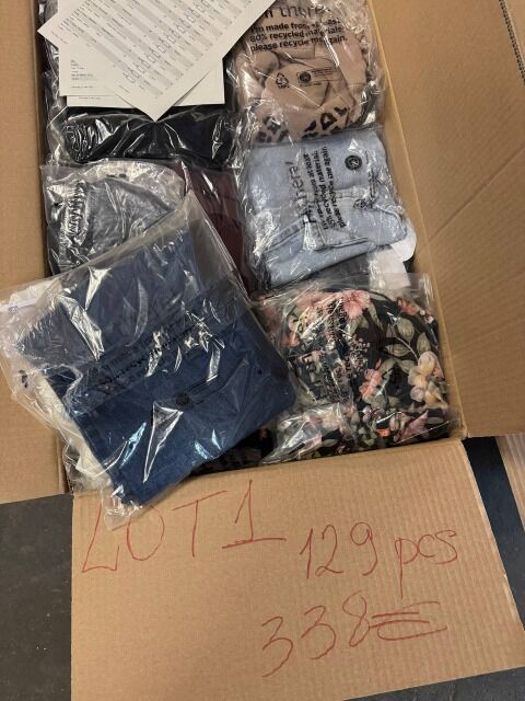 338 € für 129 Stück: Sommer-Mix Markenbekleidung Damen und Herren, A/B/C-Ware Rückläufer, T-Shirts, Kleider, Shorts, Unterwäsche, Lagerware
