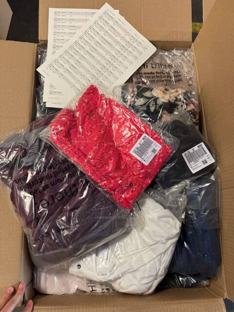 338 € für 129 Stück: Sommer-Mix Markenbekleidung Damen und Herren, A/B/C-Ware Rückläufer, T-Shirts, Kleider, Shorts, Unterwäsche, Lagerware