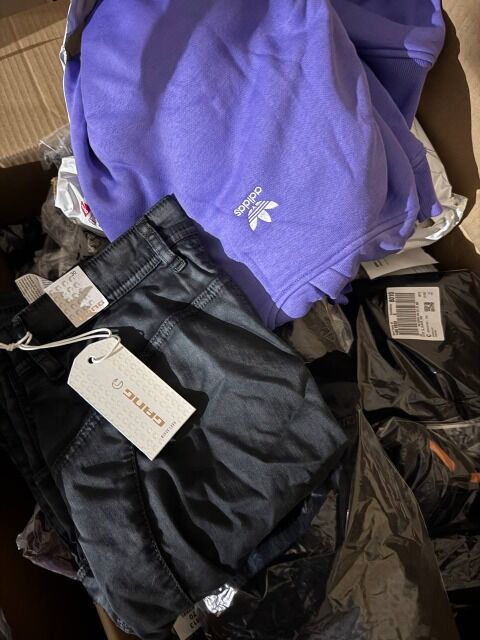 417 € – Markenmix Damen & Herren, 72 Stk, Retouren A–C, Top-Marken wie Nike, Hilfiger, Levi’s, Kleidung gemischt, Größe assortiert