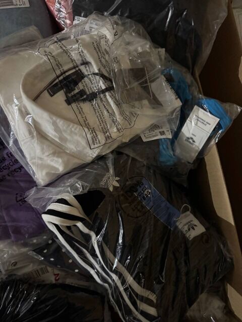 353 € – Markenmix Kleidung Damen & Herren, 65 Stk, Retouren, Top-Marken wie Nike, Tommy, Adidas, Hugo Boss, Preis pro Teil 5,43 €