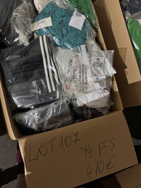 410 € – Posten 107: 74 Stück Markenbekleidung Damen & Herren, Rückläufer A/B/C, Top-Marken wie Nike, Tommy, Guess, Levi’s, sofort ab Lager