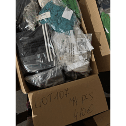 410 € - Lot 107: 74 pieces of branded clothing for women & men, returns A/B/C, top brands such as Nike, Tommy, Guess, Levi's, immediately from stock