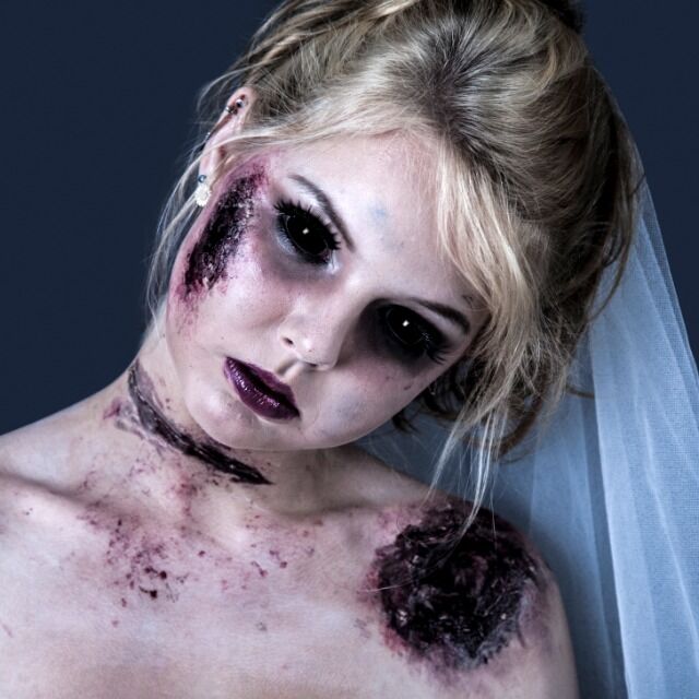 Einzelne Kontaktlinse mit Sehstärke -4,25 Schwarz Sclera Black 6 Monate 22mm