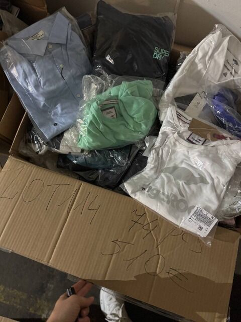 510 € – Markenmix Damen- und Herrenbekleidung, 74 Teile, Kundenretouren, Top-Marken wie Nike, Adidas, Tommy Hilfiger, Levi’s u. v. m.