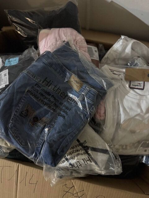 510 € – Markenmix Damen- und Herrenbekleidung, 74 Teile, Kundenretouren, Top-Marken wie Nike, Adidas, Tommy Hilfiger, Levi’s u. v. m.