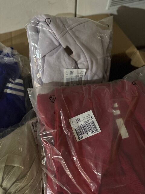 362 € für 56 Stk – Markenmix Damen & Herren, Kundenretouren, A/B/C-Ware, Top-Brands wie Nike, Hilfiger, Levi’s, Adidas, Puma u. v. m.