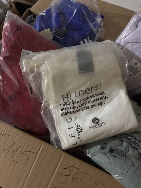 362 € für 56 Stk – Markenmix Damen & Herren, Kundenretouren, A/B/C-Ware, Top-Brands wie Nike, Hilfiger, Levi’s, Adidas, Puma u. v. m.