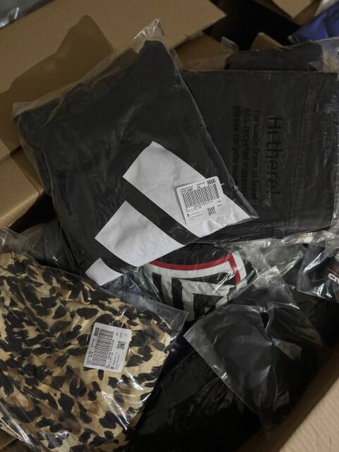 475 € – Markenbekleidung Damen & Herren, 77 Stk, Mix A-B-C, Kundenretouren, Top-Brands wie Nike, Hilfiger, Levi’s, Adidas, Esprit