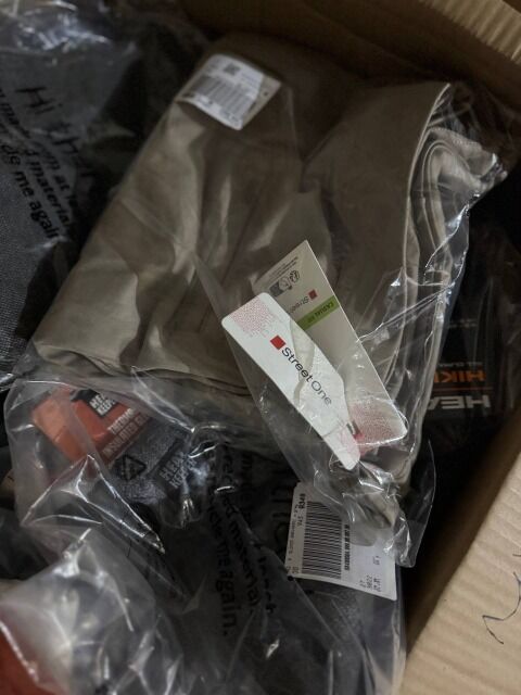 475 € – Markenbekleidung Damen & Herren, 77 Stk, Mix A-B-C, Kundenretouren, Top-Brands wie Nike, Hilfiger, Levi’s, Adidas, Esprit