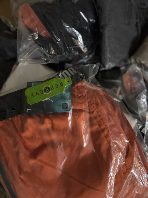 475 € – Markenbekleidung Damen & Herren, 77 Stk, Mix A-B-C, Kundenretouren, Top-Brands wie Nike, Hilfiger, Levi’s, Adidas, Esprit