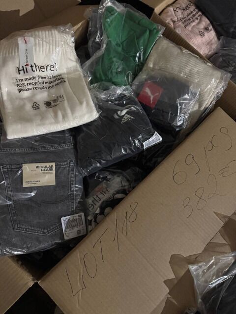 382 € – Markenmix Damen & Herren, 69 Stk, nur 5,54 €/Stk, Top Brands wie Nike, Tommy, Levi’s, Rückläufer, Lagerware, Größen gemischt