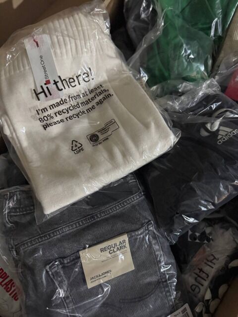 382 € – Markenmix Damen & Herren, 69 Stk, nur 5,54 €/Stk, Top Brands wie Nike, Tommy, Levi’s, Rückläufer, Lagerware, Größen gemischt