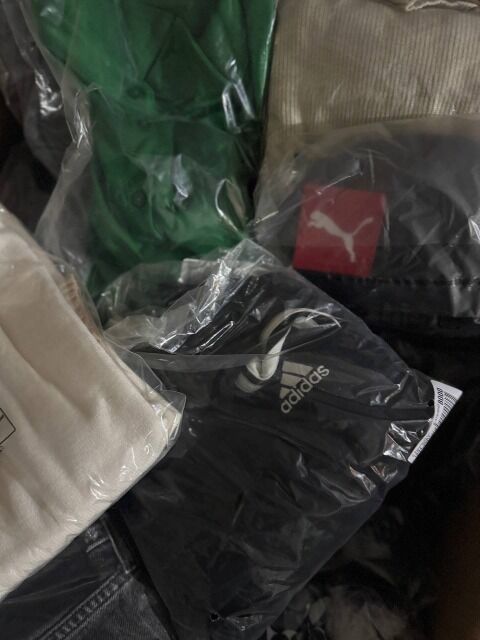 382 € – Markenmix Damen & Herren, 69 Stk, nur 5,54 €/Stk, Top Brands wie Nike, Tommy, Levi’s, Rückläufer, Lagerware, Größen gemischt