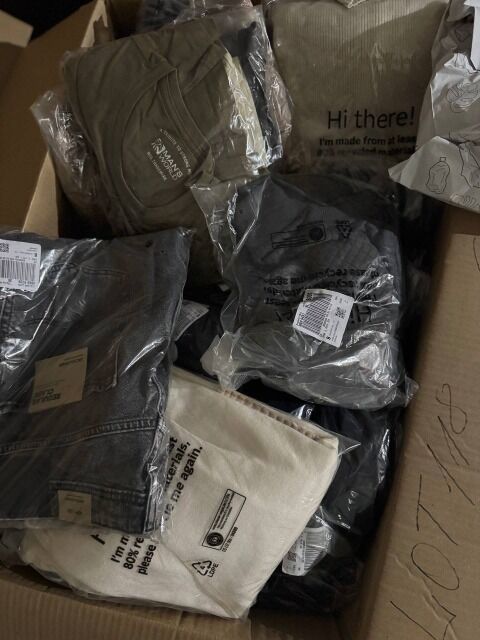 382 € – Markenmix Damen & Herren, 69 Stk, nur 5,54 €/Stk, Top Brands wie Nike, Tommy, Levi’s, Rückläufer, Lagerware, Größen gemischt