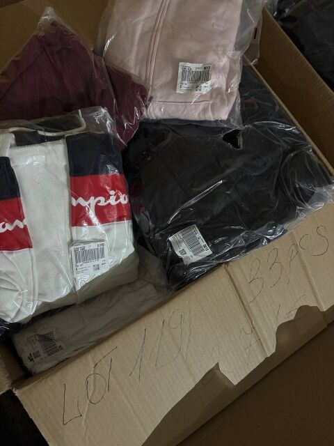 271 € für 33 Stück – Markenkleidung Damen & Herren (Mix), Kundenretouren A/B/C, Top-Marken wie Nike, Hilfiger, Guess, Levi’s