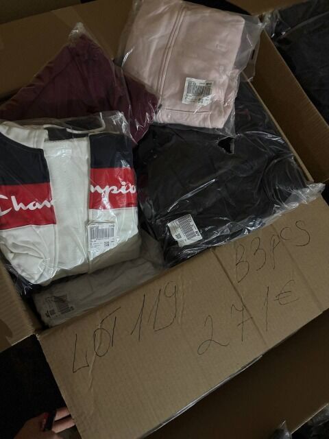 271 € für 33 Stück – Markenkleidung Damen & Herren (Mix), Kundenretouren A/B/C, Top-Marken wie Nike, Hilfiger, Guess, Levi’s