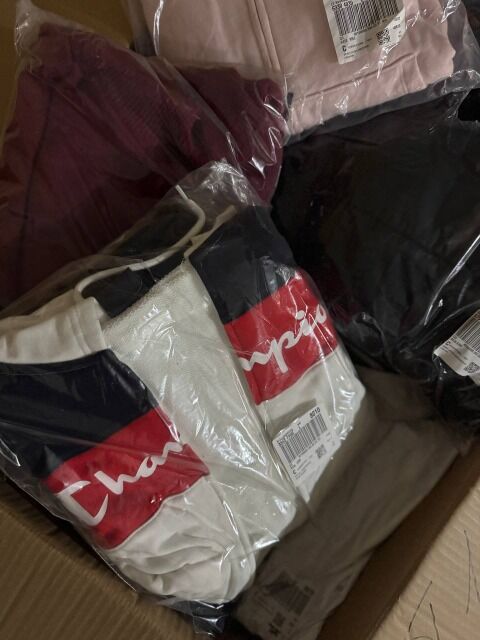 271 € für 33 Stück – Markenkleidung Damen & Herren (Mix), Kundenretouren A/B/C, Top-Marken wie Nike, Hilfiger, Guess, Levi’s