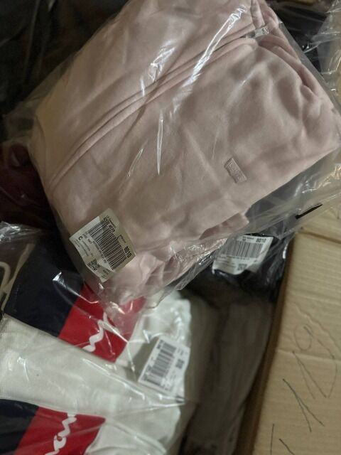 271 € für 33 Stück – Markenkleidung Damen & Herren (Mix), Kundenretouren A/B/C, Top-Marken wie Nike, Hilfiger, Guess, Levi’s