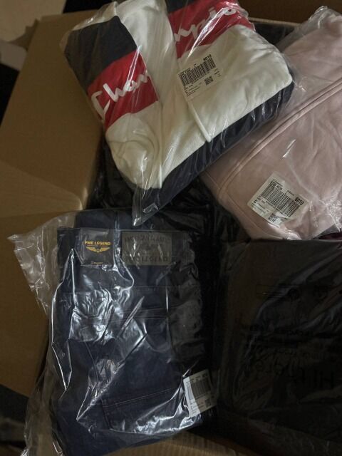 271 € für 33 Stück – Markenkleidung Damen & Herren (Mix), Kundenretouren A/B/C, Top-Marken wie Nike, Hilfiger, Guess, Levi’s