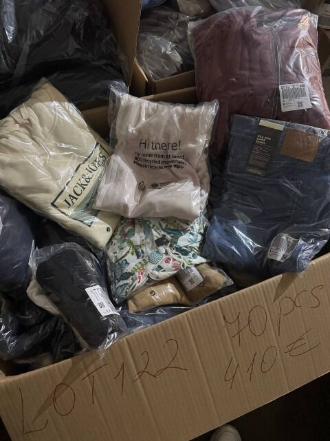 410 € Lot Nr. 122 – Markenbekleidung Mix Damen & Herren, Kundenrückläufer A/B/C, Jacken, Mäntel, Jeans, Kleider, Sport, Unterwäsche