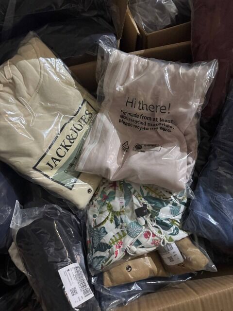 410 € Lot Nr. 122 – Markenbekleidung Mix Damen & Herren, Kundenrückläufer A/B/C, Jacken, Mäntel, Jeans, Kleider, Sport, Unterwäsche