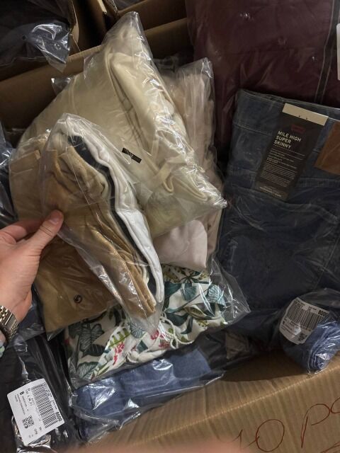 410 € Lot Nr. 122 – Markenbekleidung Mix Damen & Herren, Kundenrückläufer A/B/C, Jacken, Mäntel, Jeans, Kleider, Sport, Unterwäsche