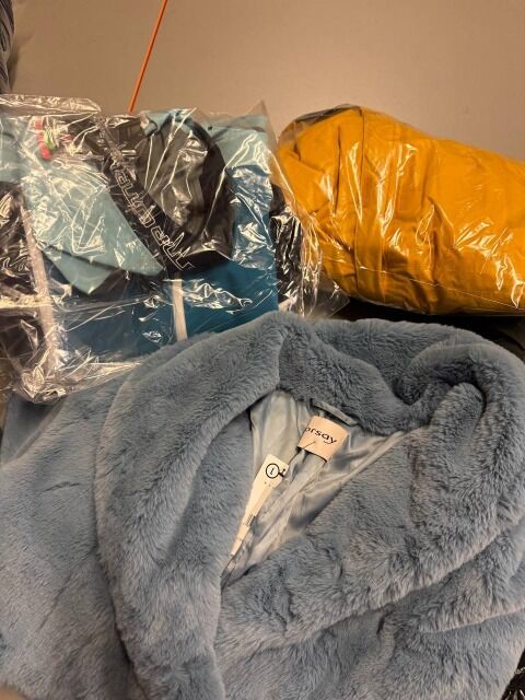 20€ ab 200 Stk: Winterjacken Herren & Damen, Parkas, Daunen, Mäntel, Größen 38–54, Top-Marken Tommy Hilfiger, Jack Wolfskin, Levi’s