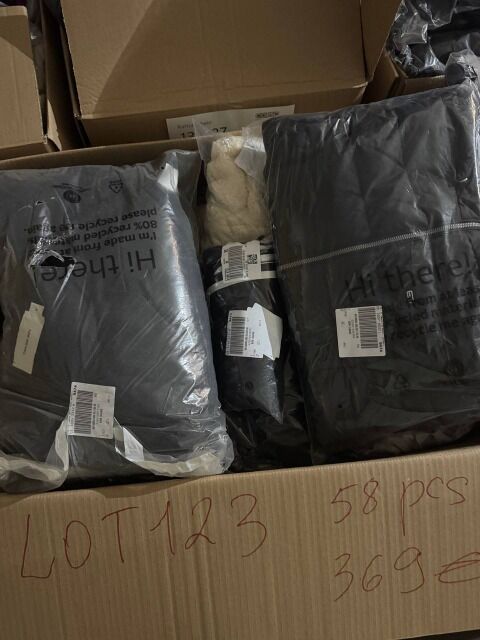 369 € Lot Nr. 123 – 58 Stk. Markenbekleidung Damen/Herren Mix, Kundenrücksendungen, Top-Marken, nur 6,36 € pro Stück